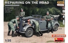 1/35 Repairing On The Road 2-35295